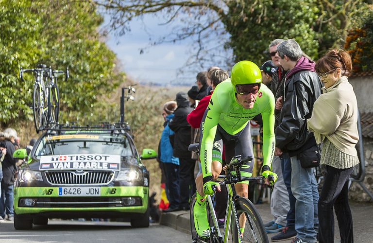 Pech voor profrenner Dylan van Baarle na val tijdens Parijs-Roubaix