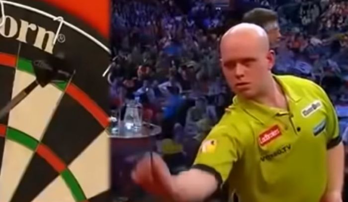 Van Gerwen verliest tegen Clayton en is vooral woedend op zichzelf